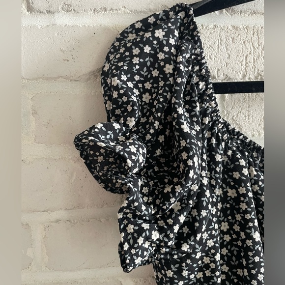 Love Tree Floral Shorts Romper, Size Medium. - Picture 5 of 8